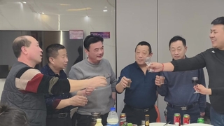 Alza il bicchiere, rendi omaggio allo spirito artigiano, unisciti per mano e intraprendi un nuovo viaggio insieme